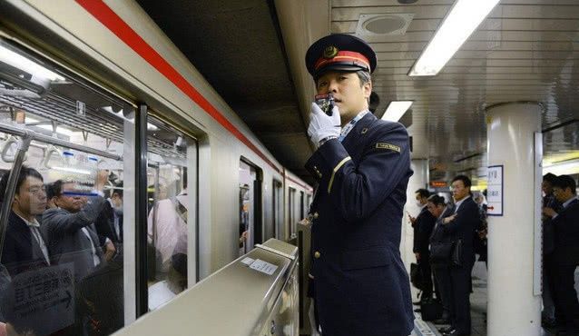 为啥地铁安检月薪才两千，却没人辞职？看完后，网友：傻子才辞职