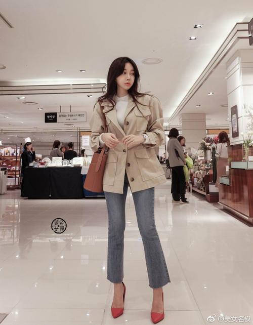 路人街拍，一身青春活力搭配的小姐姐，嘟嘟嘴真可爱