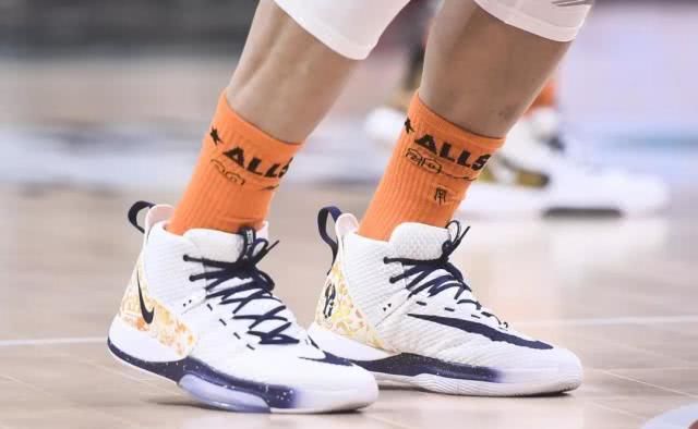 郭艾伦cba全明星球鞋