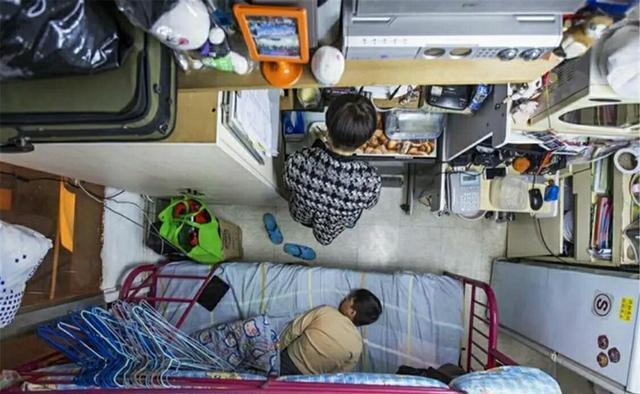 「生二胎」一家4口挤在24平的小房间,厨房当成卧室用,不禁让人感慨