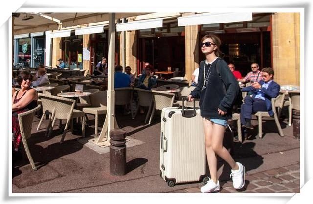 42岁赵薇真是大胆!两边裤腿不一样长还敢穿出门?网友:那叫时尚