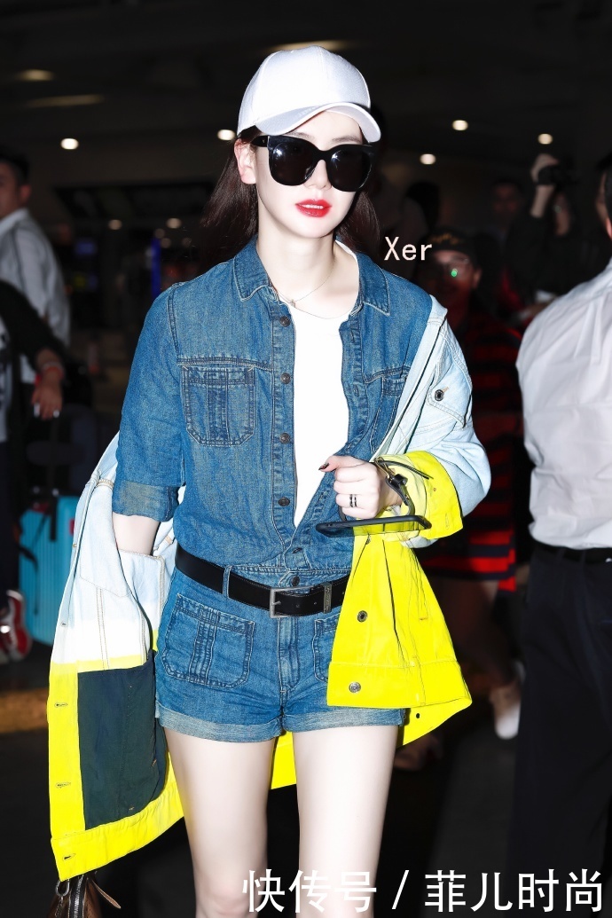 戚薇穿短裤在台上走秀，不料被粗壮的大腿抢镜，网友：是真实的？