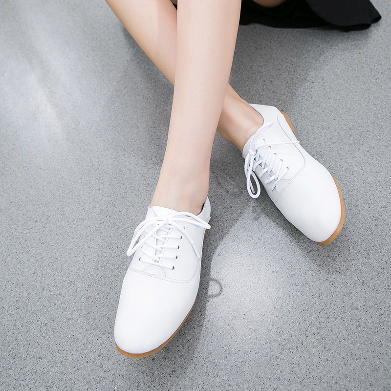 高跟鞋穿腻了，试试下面这几款小白鞋，超级百搭还特洋气还不磨脚