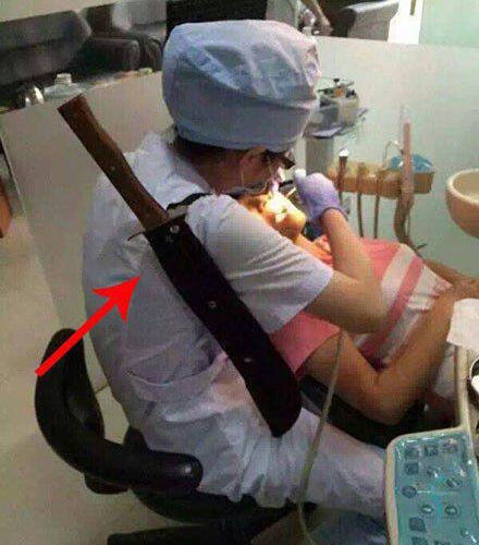 姑娘，你裙子挺好看的，只是脚上的鞋子好想不搭配吧，真尴尬