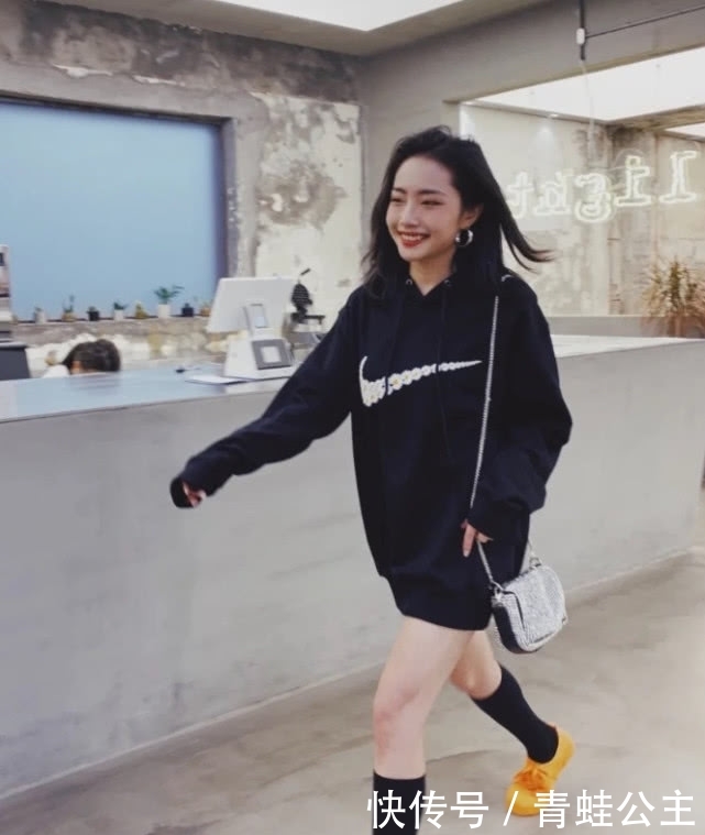 #卫衣#出门不知道怎么穿的女生,这些潮牌卫衣了解些,简约百搭还贼洋气