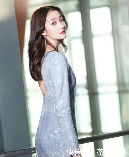 关晓彤迪丽热巴同穿连衣裙，一个水桶腰一个小蛮腰，网友：不能比