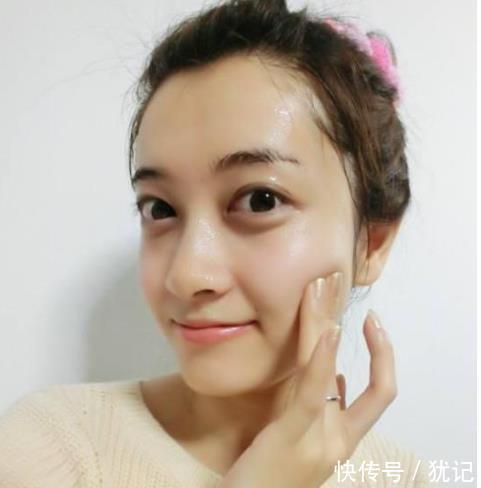  「等于」涂精华时，直接上脸等于涂“水”？做好这2点，皮肤白嫩很简单