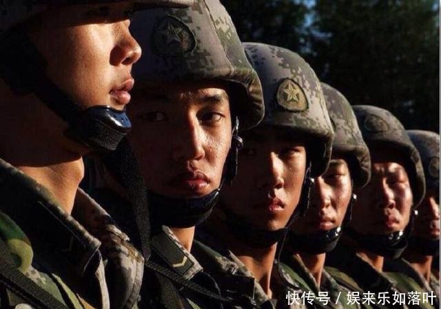 这就是中国军人，全体起立让座，然而又会得到多少人的体谅