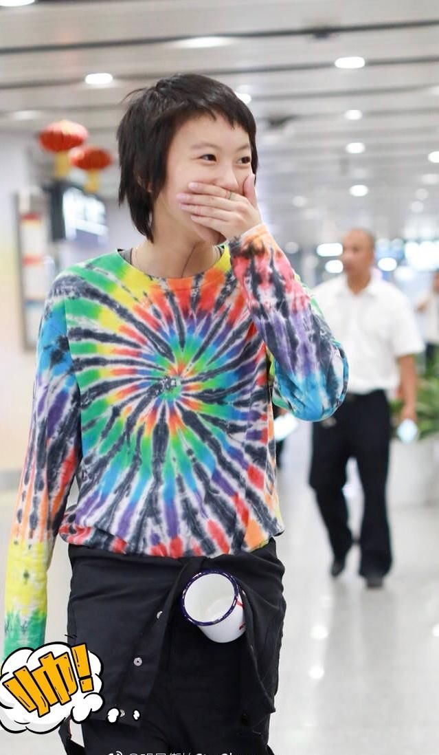 窦靖童简直了，又在裤腰带上挂茶杯，网友：这时尚看不懂