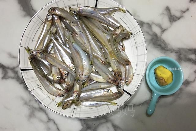  「鱼鳞」这种小鱼全身是硬鳞，渔民为了这碗鲜美的鱼汤，宁可花1小时去鳞