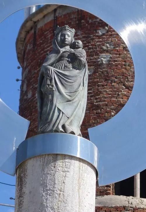 他用半个世纪捡来的垃圾建成教堂，不用起重机，仅凭双手创造奇迹