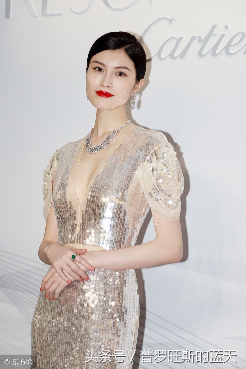 何穗身穿金色闪闪礼服出席活动 网友:这色调与肤色很协调!