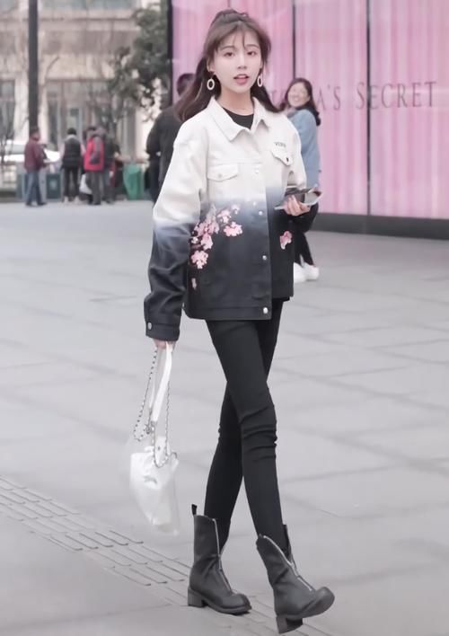  「紧身裤」小姐姐这腿是真实存在的？穿上紧身裤只有几道褶皱，细到像假腿