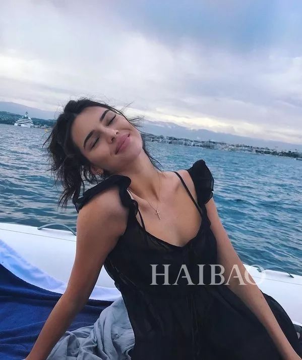 现在的女明星都流行穿这件?适合大胸妹的衣服终于有了!