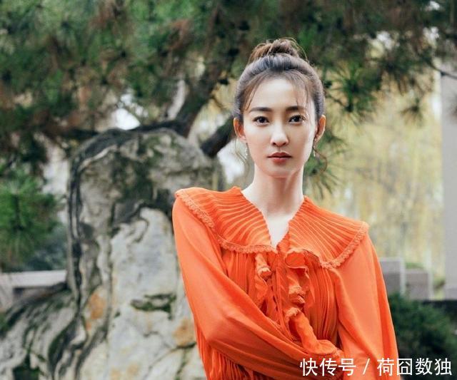  「王丽坤」“素颜女神”王丽坤机场晒照，粉色衬衣搭牛仔裤，这也太“素”了