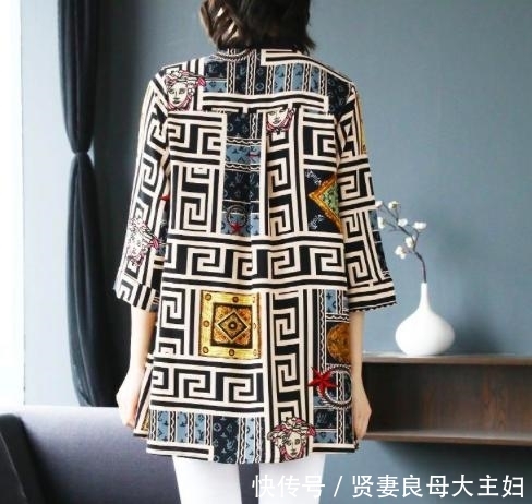  #女人#女人要舍得“投资”自己，会打扮都穿“清凉衫”，这才叫年轻貌美