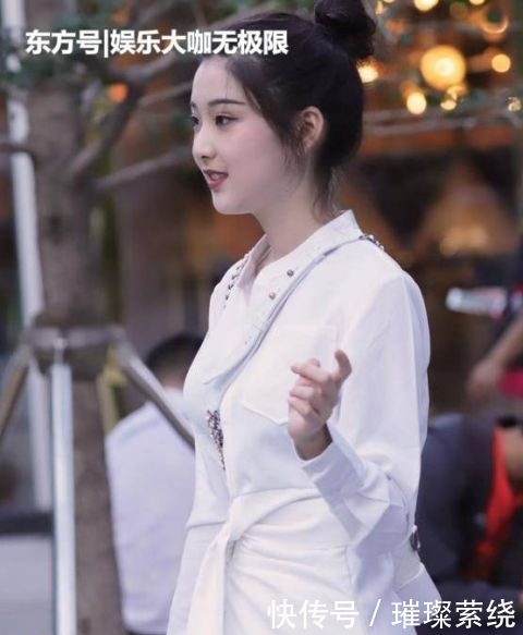 『风采』街拍：丹唇外朗的美女，一条浅蓝色连衣裙外搭白色外套，风采迷人