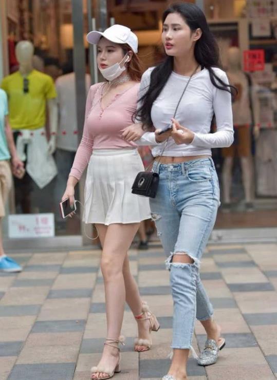 #气质#街拍:气质甜美的时尚小美女,白色的休闲装时尚又美观