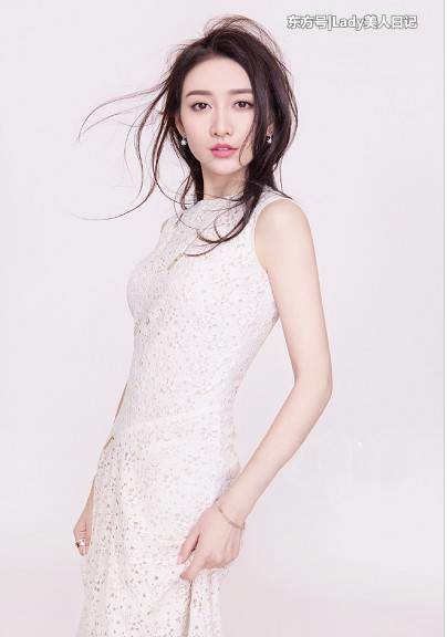 比宋祖儿大几岁的王鸥这样穿，两人竟似同龄人，果然这样搭显年轻