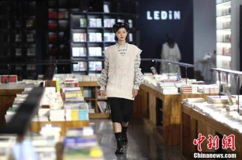  变身：书店变身秀场 直播展示新款时装设计