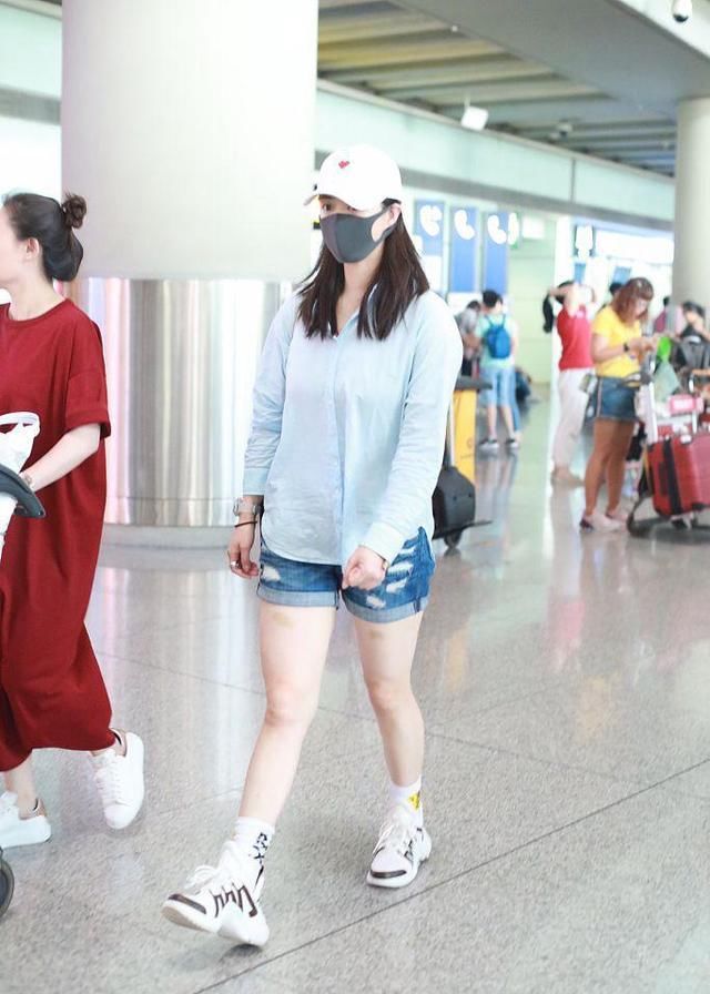 蒋欣机场又穿短裤露腿，虽说是微胖身材，却格外好看？
