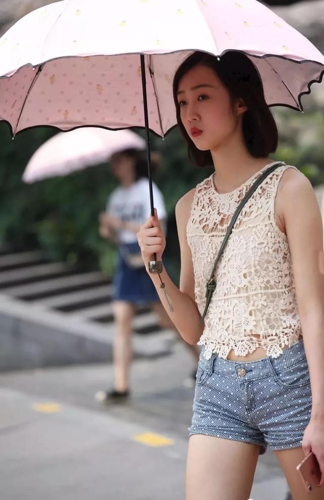 路人街拍:不仅长得也漂亮，而且穿着也很时尚!