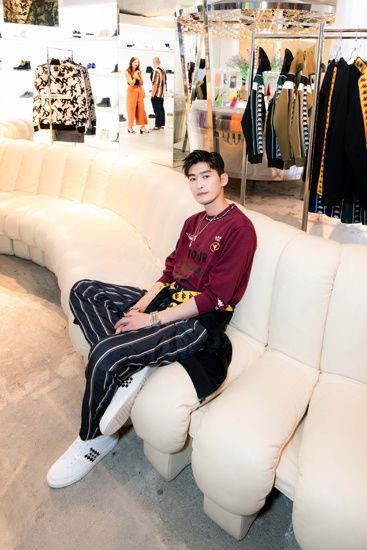 张翰东京出席时尚活动 复古时尚吸引眼球