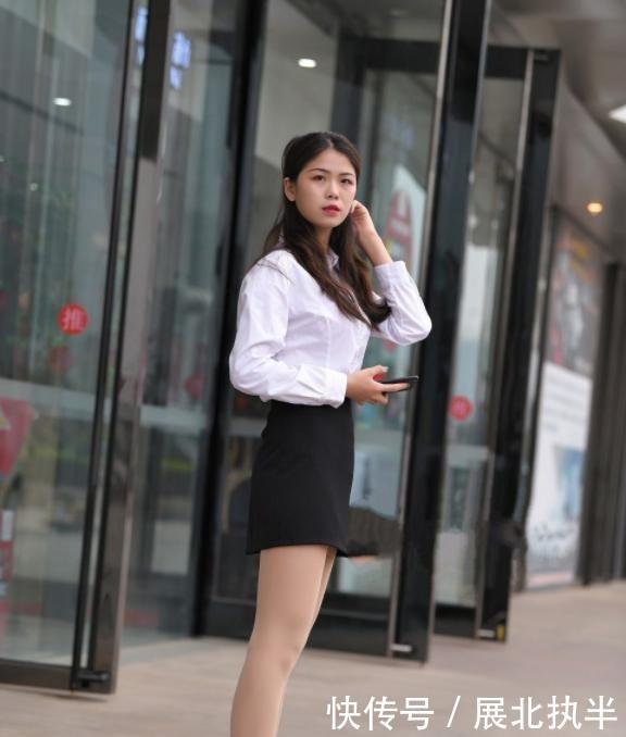 # 看起来#让小姐姐看起来非常的迷人，魅力十足，街拍：黑色紧身小背心