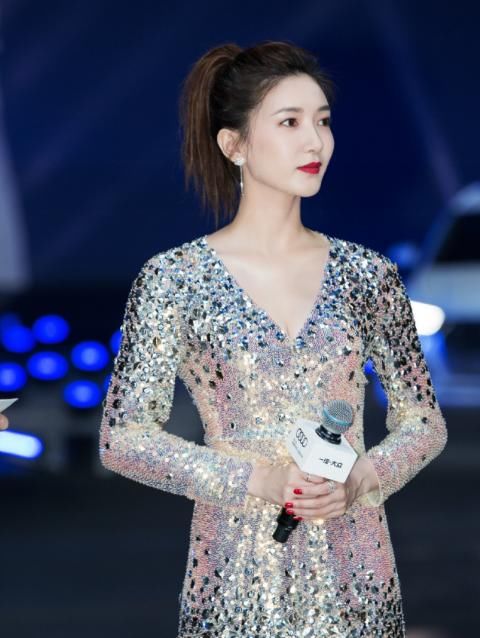 江疏影胸平成中学生，网友:都这样了，还不穿内衣呢?