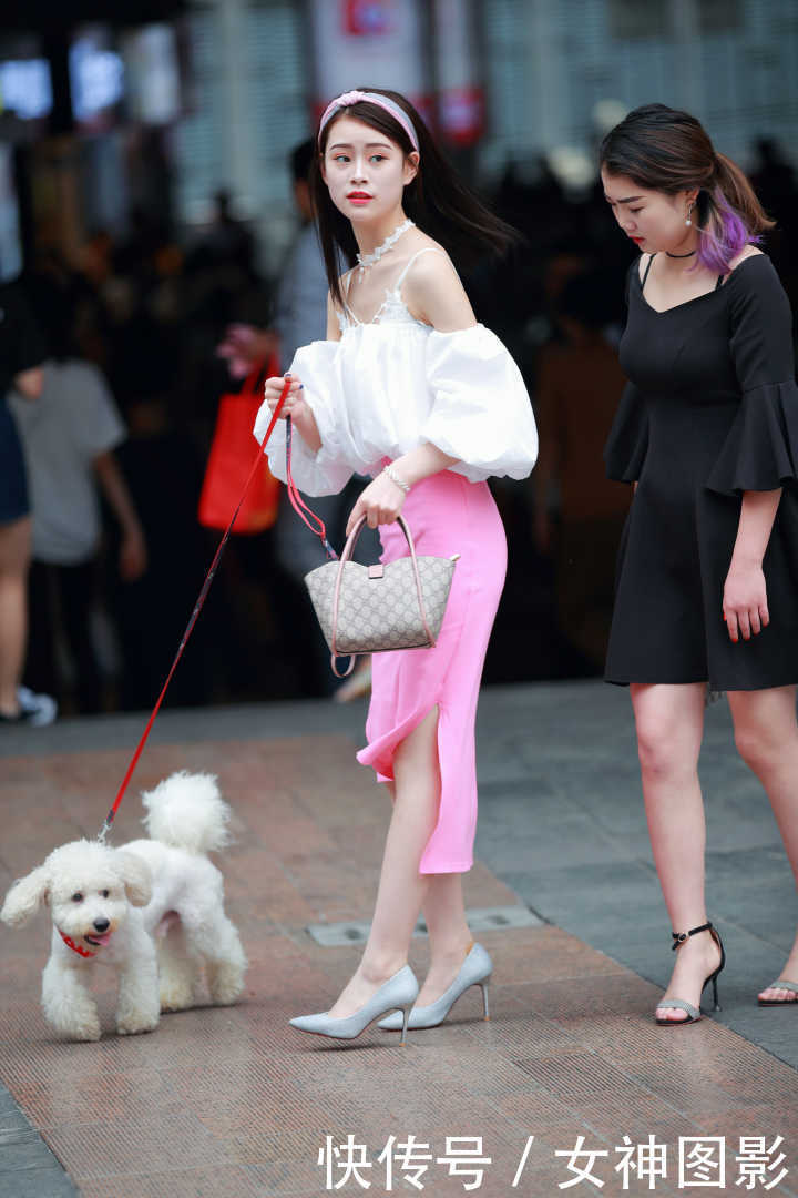穿粉红包臀裙的小姐姐，遛狗的样子，好美！