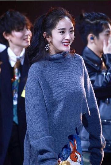 杨幂活动亮相，大家却被她的下装吸引，网友：这裙子要火，快去买