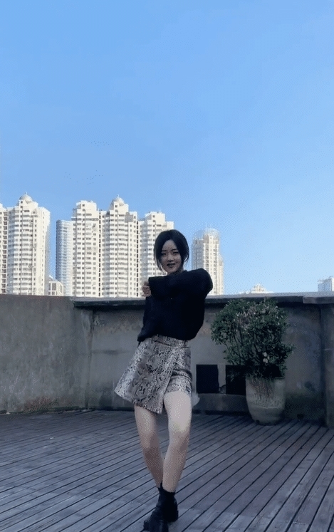 『小姐姐』街拍:暴露在空气中的这双腿,很美很美