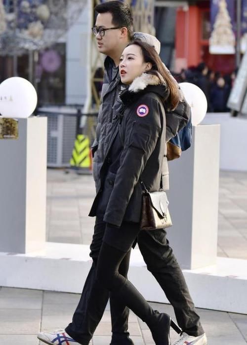  潮范：潮范儿女神来了，街拍：语笑嫣然的小姐姐，一件黑色上衣配紫色休闲裤，青春靓丽美