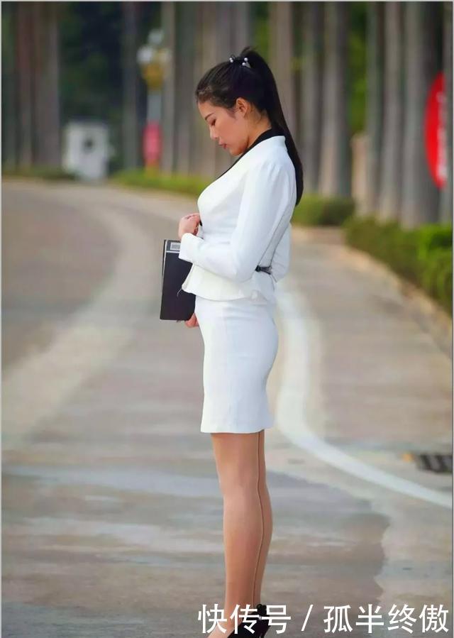  『气质』美女一双尖头的高跟鞋让她显得更加的有气质，清新淡雅又凸显魅力