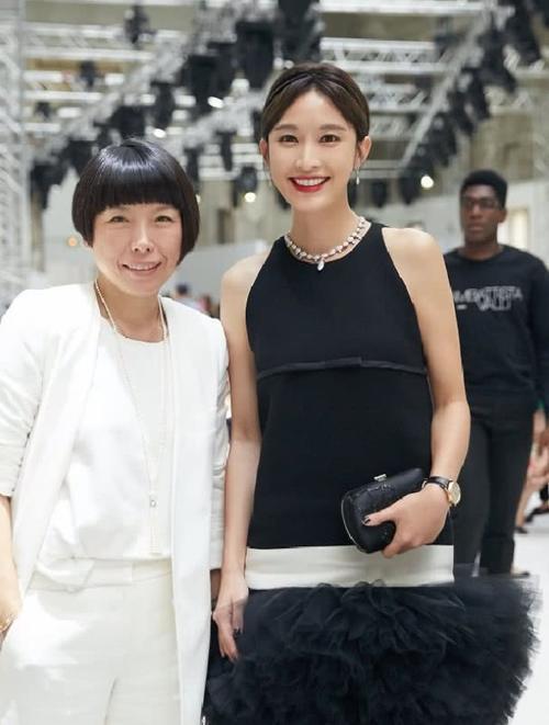 张俪一身黑色礼服高度亮相,蘑菇裙倒穿腿上,凸起嘴来也是俏皮可爱