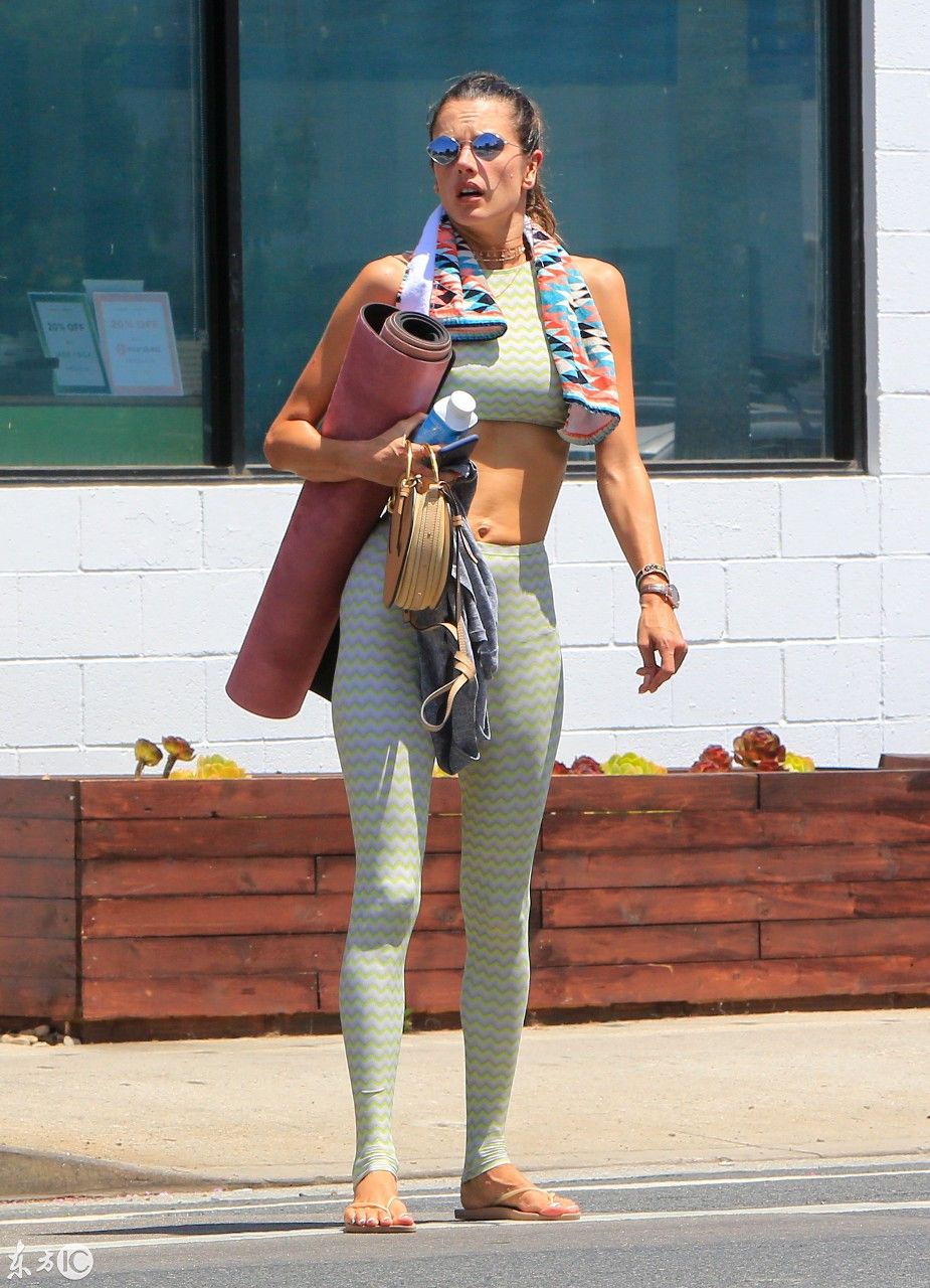 37岁巴西超模出门做瑜伽，只是扎个头发，却显得年龄偏大