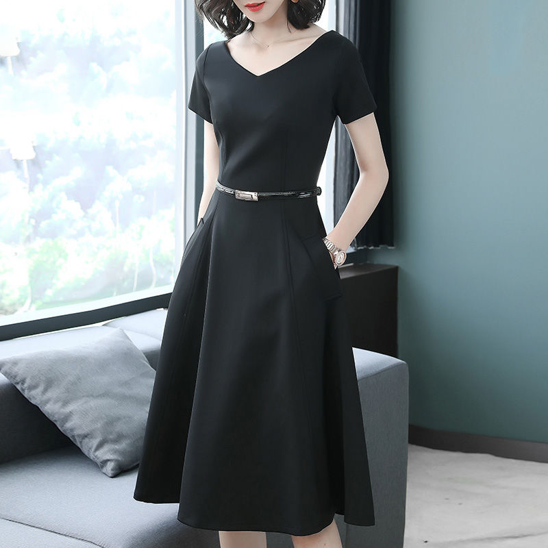 女人，腿粗胯宽，建议穿这10件小黑裙，一件上身美的自信精致