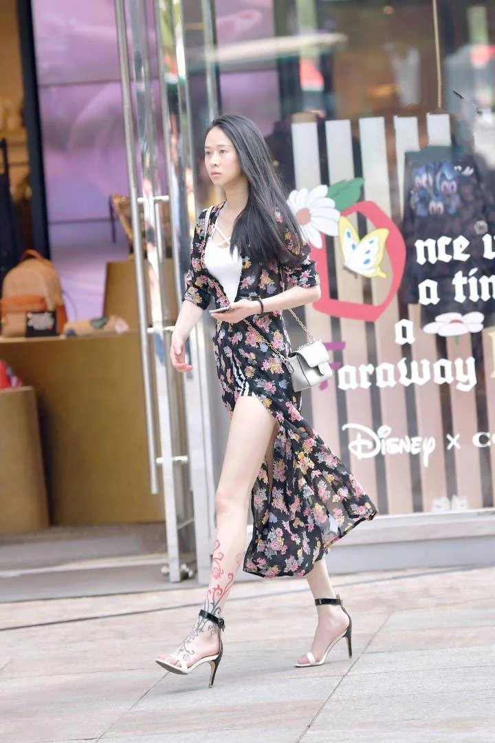 街拍：美女碎花连衣裙搭配高跟凉鞋，甜美气质随意切换