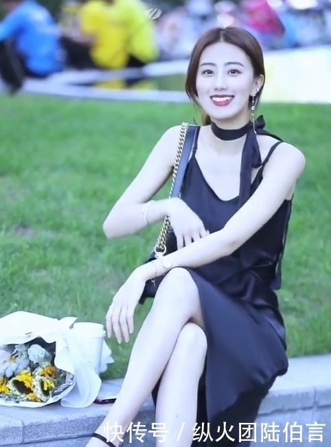 『真丝』美女一袭真丝吊带裙,简直就是优雅女神
