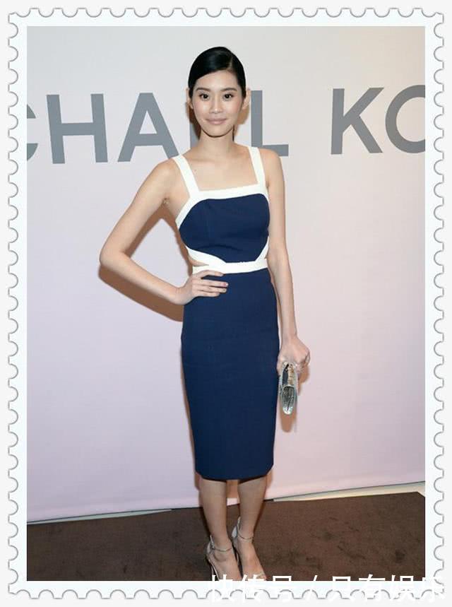 奚梦瑶吊带衫穿成小肚兜,网友:就不怕这肩带会断了?