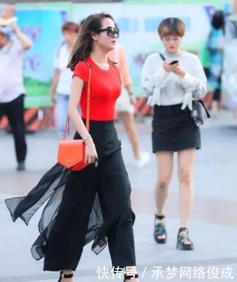 展现|街拍美图:街头小姐姐,展现恰到好处的时尚美,彰显小清新的气质!