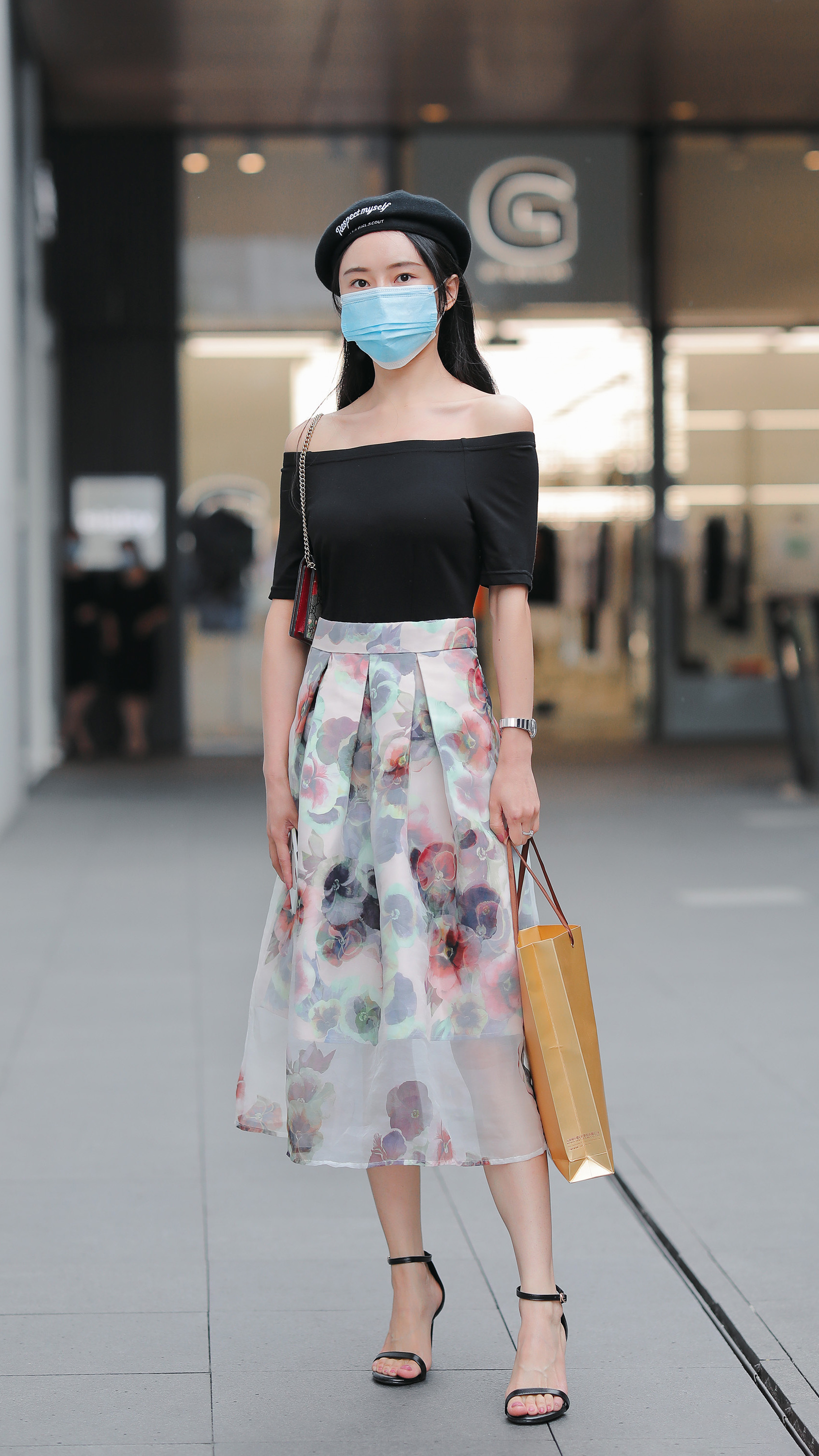 美女选择|炎炎夏日,身姿曼妙的姑娘选择一字肩服饰,做个锁骨美人挺好