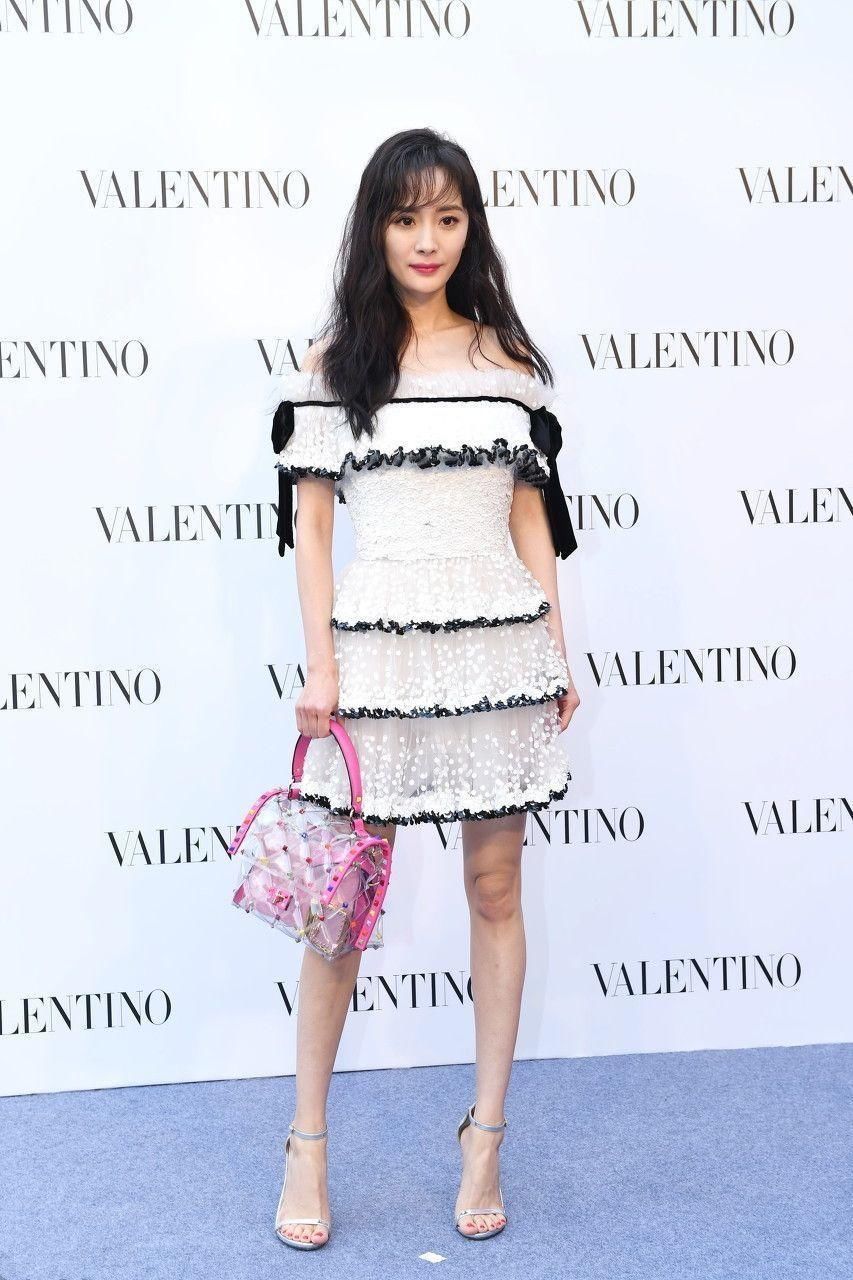 杨幂衣服都不穿重复的，可鞋子换过去换过来，就这么一个款式!