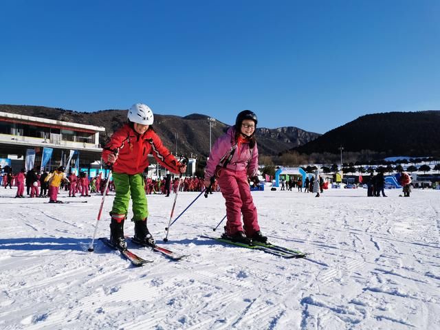 世界冠军李妮娜打卡平谷东高村镇 见证冰雪季开幕