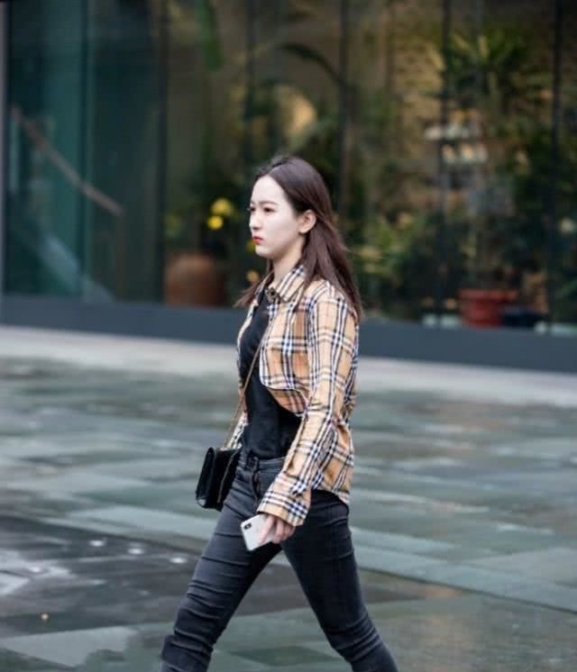  [不失]小姐姐这身很韩范,棉服配格子衬衣,有格调又不失层次感