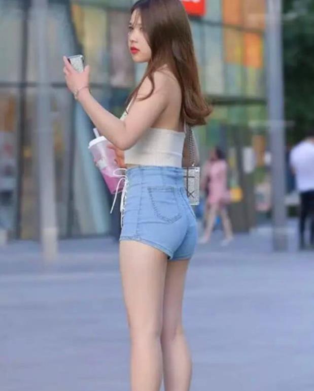 #风采#街拍:倾城倾国的美女,一件黑色背心配浅色短裙,优雅气质风采