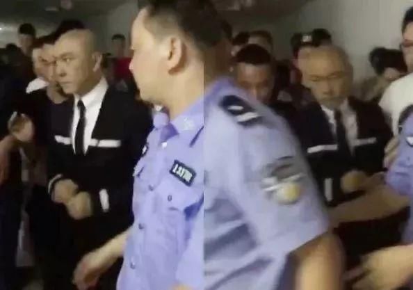 张卫健吸毒被抓走影片疯传，自嘲发文回应辟谣：还有人说我去世了