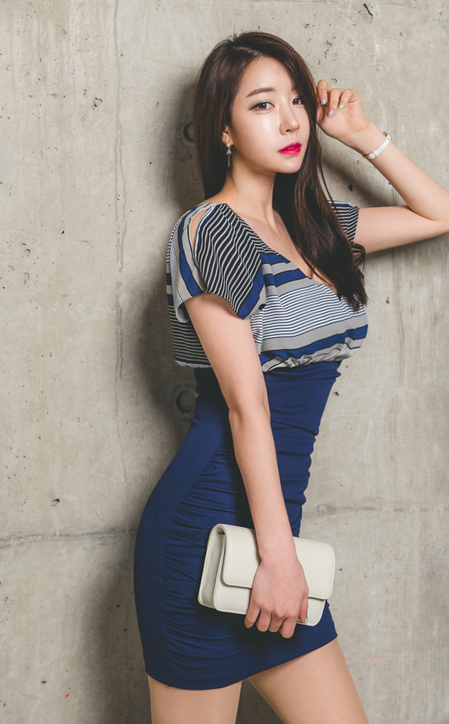 靓丽挺拔的紧身裙美女，秀出漂亮时尚的姿态！