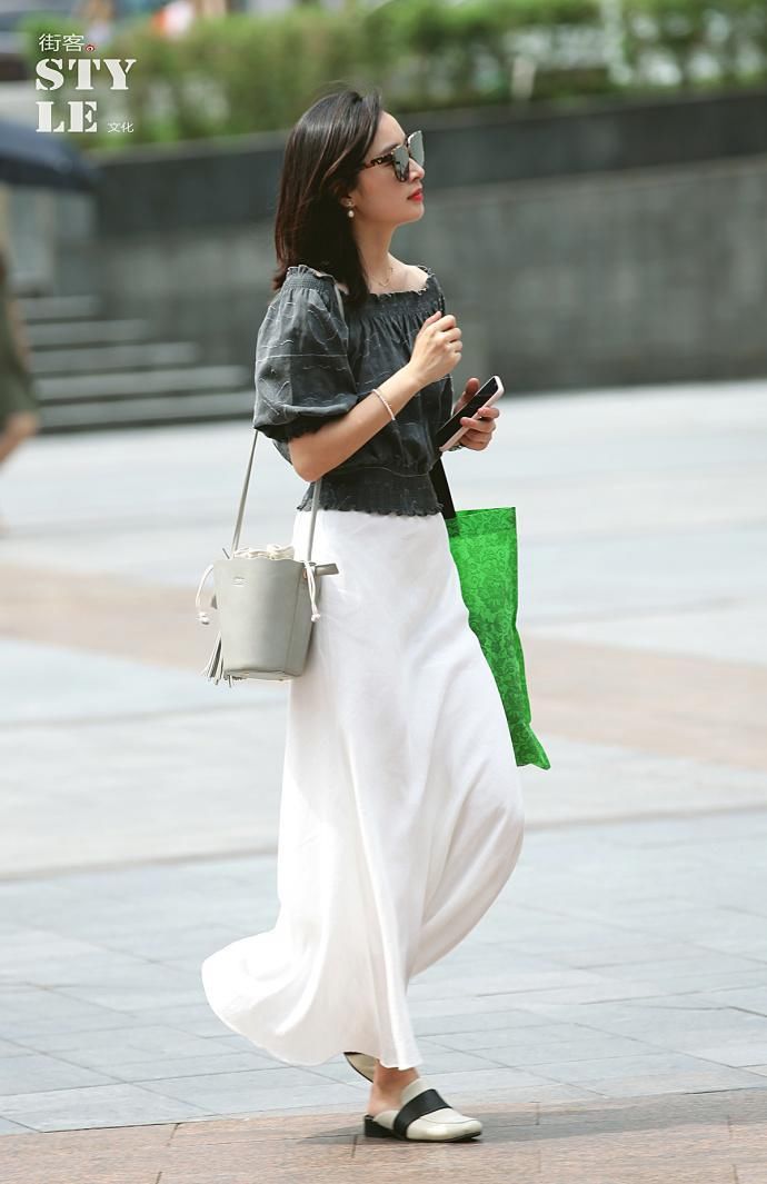 街拍:薄纱款总是很清新甜美，点点繁星充满了跳跃感,不要太美