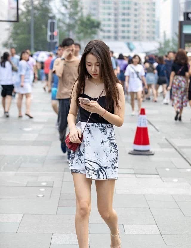  百褶短裙@路人街拍，靓女婀娜多姿，吊带背心搭配水墨半裙，更显身材